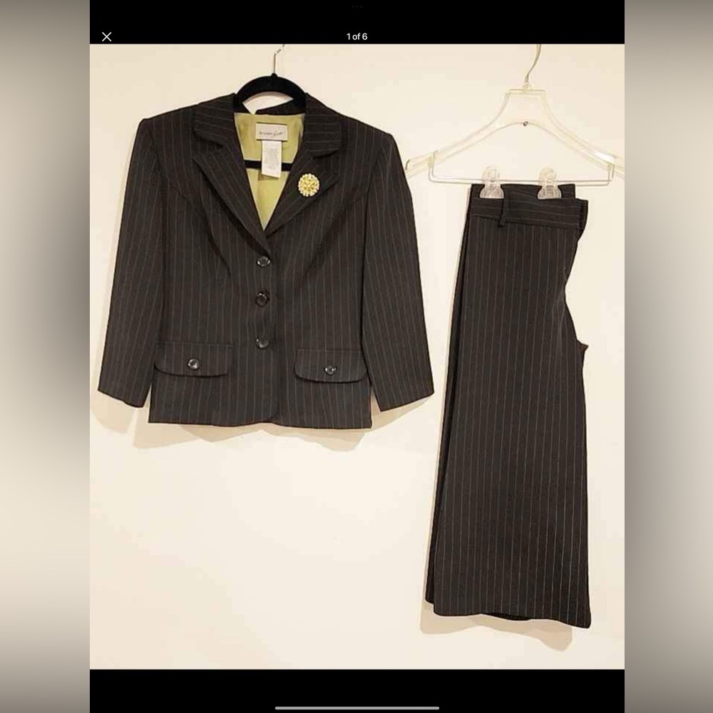 Breakin' Loose black & Lime Green Pin Striped Capri - Size 6